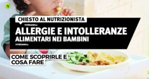 Bambino che mangia almenti sani