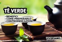 Immagine con teiera e tazzine piene di te verde