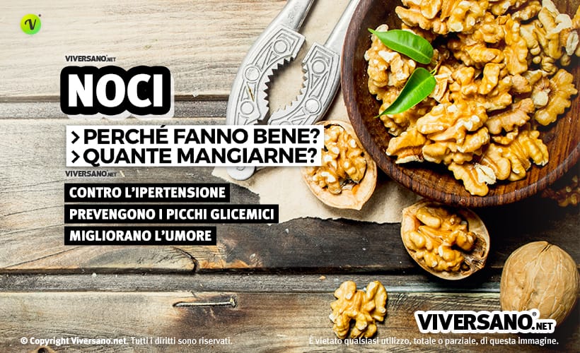 Noci sgusciate in un piatto di legno