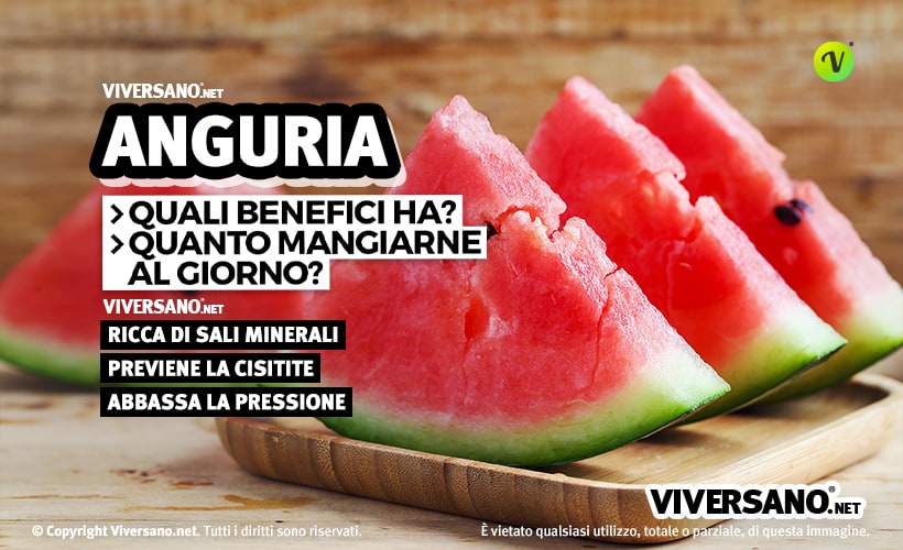 Anguria tagliata a fette sopra un tavolo
