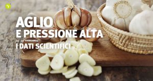 Aglio tagliato a fette sopra un tagliere di legno