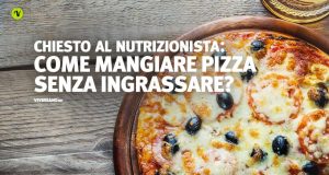 Pizza calda sopra un tavolo - Fa ingrassare?