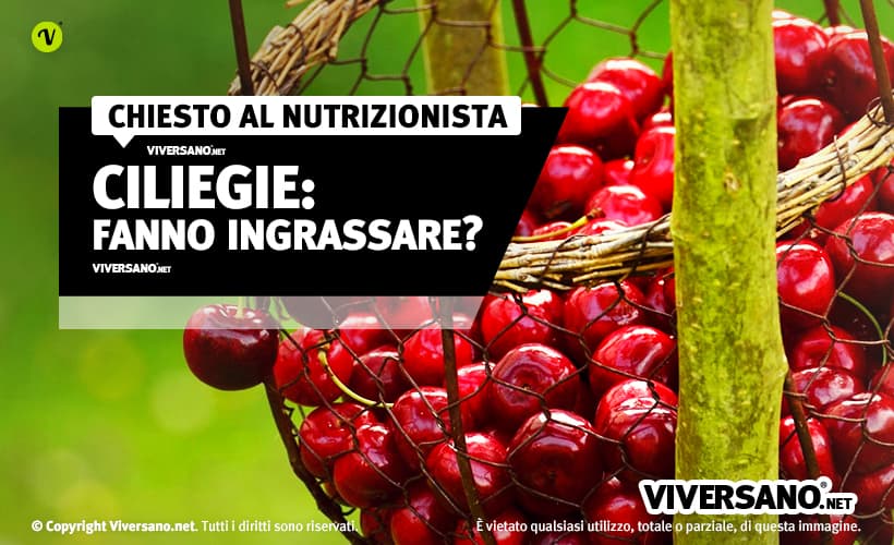 Ciliegie sfuse in un cesto