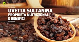 Uva passa sopra un cucchiaio di legno