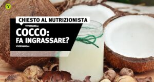 Noce di cocco aperta e acqua di cocco