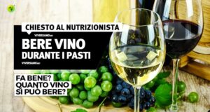 Bicchiere di vino bianco o rosso e uva sullo sfondo