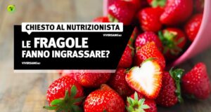 Fragole sfuse sopra un tavolo