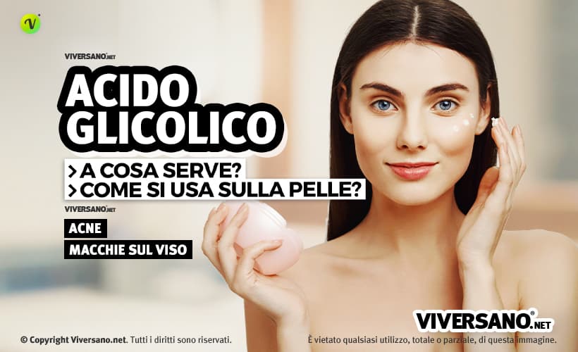 Donna che si spalma una crema con acido glicolico sul viso