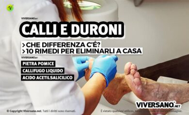 Medico che elimina i calli dai piedi