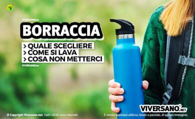 Persona tiene in mano una borraccia termica di colore blu